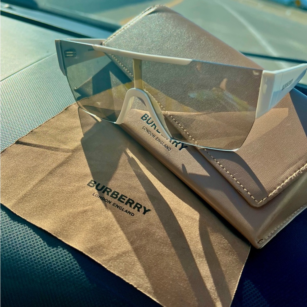 BURBERRY Sunglasses